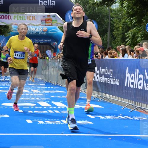 29.06.2025 - hella hamburg halbmarathon Strokosch-Dieckow http://msf.ph/oto/8444857 29.06.2025 10:39:38 Ziel 1358, 4398, 4888, 7152, 7154, 9116, 9265, 11284, 11806, 13190, 14077, 14204, 15094, 15336, 15435, 15744, 15828, 16580, 16761, 17005, 17215, 17360, 17425, 17792, 18013, 18154, 18285, 18803 meine-sportfotos.de
