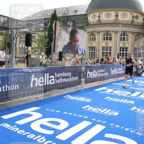 29.06.2025 - hella hamburg halbmarathon Michael Strokosch http://msf.ph/oto/8444882 29.06.2025 10:26:46 Ziel 1065, 10848, 19076 meine-sportfotos.de