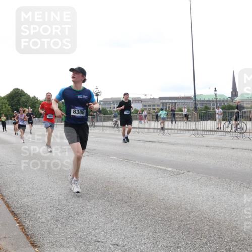 29.06.2025 - hella hamburg halbmarathon Lena Gebhardt http://msf.ph/oto/8444890 29.06.2025 10:29:53 Lombardsbrücke 13031, 1694, 8388, 17945, 1063, 1097, 1547, 1661, 1694, 2302, 2699, 3311, 3524, 3573, 3613, 4349, 4395, 4580, 5063, 5322, 5350, 6285, 6598, 6626, 6725, 7517, 7832, 8388, 8792, 8941, 9095, 9937, 10162, 10322, 10996, 11249, 11269, 11376, 11444, 11634, 12086, 12216, 12227, 12305, 12537, 13031, 13382, 13810, 14304, 15266, 16182, 16306, 16659, 16662, 16735, 16769, 17496, 17529, 17945, 18298, 18299, 18385, 18503 meine-sportfotos.de