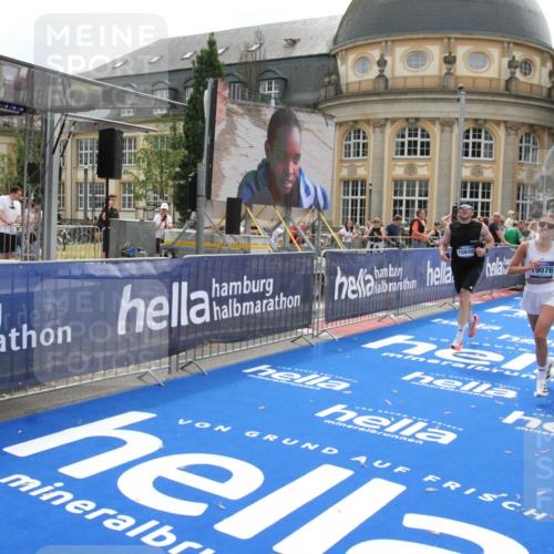 29.06.2025 - hella hamburg halbmarathon Michael Strokosch http://msf.ph/oto/8444898 29.06.2025 10:26:46 Ziel 1065, 10848, 19076 meine-sportfotos.de