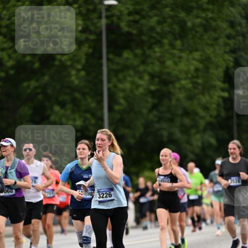 29.06.2025 - hella hamburg halbmarathon Dr. Thomas Lammeyer http://msf.ph/oto/8444909 29.06.2025 10:57:59 Kennedybrücke 1753, 1789, 1900, 1984, 2146, 2528, 2701, 3226, 4591, 4626, 5562, 5857, 6041, 6044, 6273, 6913, 7068, 7611, 7876, 7890, 8212, 8414, 8515, 8906, 9103, 9545, 9685, 10175 meine-sportfotos.de