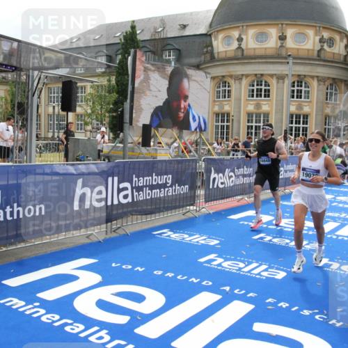 29.06.2025 - hella hamburg halbmarathon Michael Strokosch http://msf.ph/oto/8444918 29.06.2025 10:26:46 Ziel 1065, 10848, 19076 meine-sportfotos.de