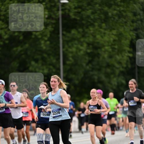 29.06.2025 - hella hamburg halbmarathon Dr. Thomas Lammeyer http://msf.ph/oto/8444922 29.06.2025 10:57:59 Kennedybrücke 1753, 1789, 1900, 1984, 2146, 2528, 2701, 3226, 4591, 4626, 5562, 5857, 6041, 6044, 6273, 6913, 7068, 7611, 7876, 7890, 8212, 8414, 8515, 8906, 9103, 9545, 9685, 10175 meine-sportfotos.de