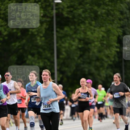 29.06.2025 - hella hamburg halbmarathon Dr. Thomas Lammeyer http://msf.ph/oto/8444938 29.06.2025 10:57:59 Kennedybrücke 1753, 1789, 1900, 1984, 2146, 2528, 2701, 3226, 4591, 4626, 5562, 5857, 6041, 6044, 6273, 6913, 7068, 7611, 7876, 7890, 8212, 8414, 8515, 8906, 9103, 9545, 9685, 10175 meine-sportfotos.de