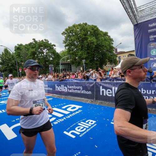 29.06.2025 - hella hamburg halbmarathon Zöllner http://msf.ph/oto/8444946 29.06.2025 10:57:22 Ziel 2417, 2676, 4940, 5926, 6272, 8585, 9450, 9577, 9934, 10383, 11590, 12014, 12590, 13664, 15229, 15664, 16625, 17660, 17779, 17848, 17993 meine-sportfotos.de