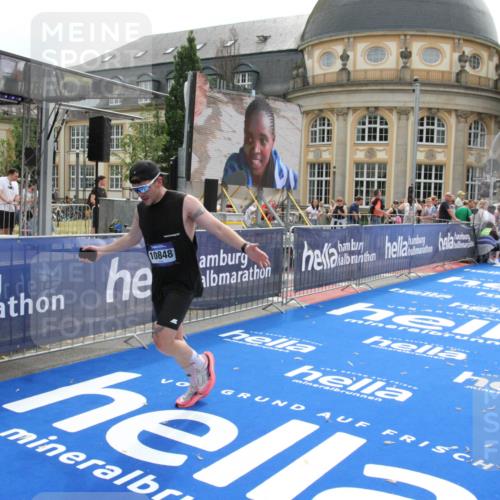 29.06.2025 - hella hamburg halbmarathon Michael Strokosch http://msf.ph/oto/8444960 29.06.2025 10:26:47 Ziel 1065, 10848, 19076 meine-sportfotos.de