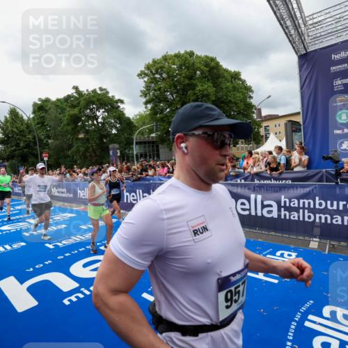 29.06.2025 - hella hamburg halbmarathon Zöllner http://msf.ph/oto/8444967 29.06.2025 10:57:22 Ziel 2417, 2676, 4940, 5926, 6272, 8585, 9450, 9577, 9934, 10383, 11590, 12014, 12590, 13664, 15229, 15664, 16625, 17660, 17779, 17848, 17993 meine-sportfotos.de