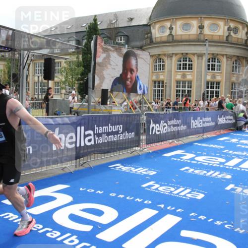 29.06.2025 - hella hamburg halbmarathon Michael Strokosch http://msf.ph/oto/8444977 29.06.2025 10:26:48 Ziel 1065, 10848, 19076 meine-sportfotos.de
