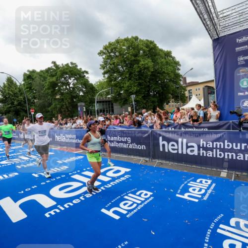 29.06.2025 - hella hamburg halbmarathon Zöllner http://msf.ph/oto/8444992 29.06.2025 10:57:22 Ziel 2417, 2676, 4940, 5926, 6272, 8585, 9450, 9577, 9934, 10383, 11590, 12014, 12590, 13664, 15229, 15664, 16625, 17660, 17779, 17848, 17993 meine-sportfotos.de