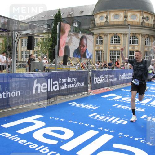 29.06.2025 - hella hamburg halbmarathon Michael Strokosch http://msf.ph/oto/8445011 29.06.2025 10:26:51 Ziel 1065, 5344 meine-sportfotos.de