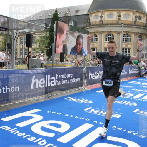 29.06.2025 - hella hamburg halbmarathon Michael Strokosch http://msf.ph/oto/8445027 29.06.2025 10:26:51 Ziel 1065, 5344 meine-sportfotos.de