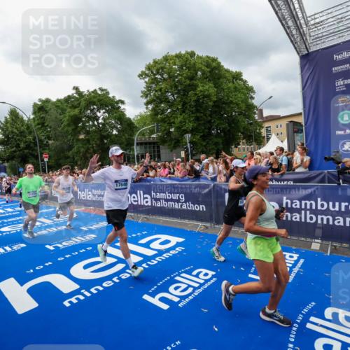 29.06.2025 - hella hamburg halbmarathon Zöllner http://msf.ph/oto/8445035 29.06.2025 10:57:23 Ziel 2417, 2676, 5926, 6272, 8585, 9450, 9577, 9934, 10383, 11590, 12014, 12590, 13664, 15229, 16625, 16830, 17160, 17779, 17848 meine-sportfotos.de