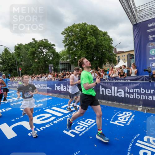 29.06.2025 - hella hamburg halbmarathon Zöllner http://msf.ph/oto/8445098 29.06.2025 10:57:24 Ziel 2417, 2676, 5926, 6272, 8585, 9450, 9727, 9934, 10383, 12014, 12590, 13664, 15229, 16625, 16830, 17160, 17779, 17848 meine-sportfotos.de