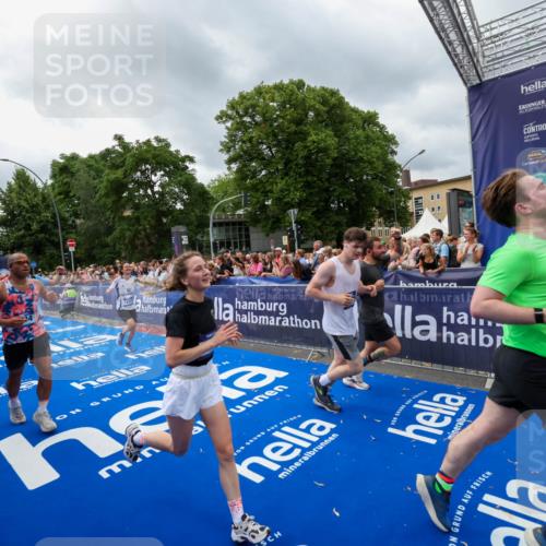 29.06.2025 - hella hamburg halbmarathon Zöllner http://msf.ph/oto/8445111 29.06.2025 10:57:25 Ziel 2417, 5926, 6272, 8585, 9450, 9727, 9934, 12014, 12590, 13394, 13664, 15229, 16625, 16830, 17160, 17779, 17828 meine-sportfotos.de