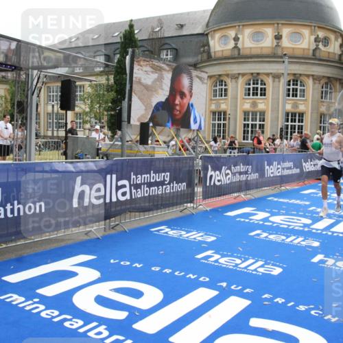 29.06.2025 - hella hamburg halbmarathon Michael Strokosch http://msf.ph/oto/8445113 29.06.2025 10:26:55 Ziel 5344, 15023 meine-sportfotos.de