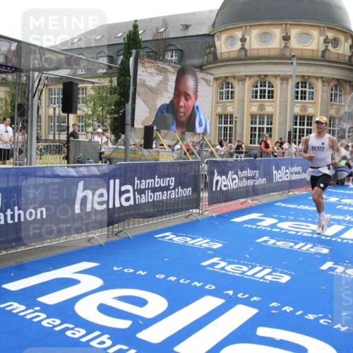 29.06.2025 - hella hamburg halbmarathon Michael Strokosch http://msf.ph/oto/8445143 29.06.2025 10:26:56 Ziel 5344, 9079, 12992, 15023 meine-sportfotos.de