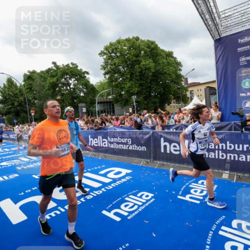 29.06.2025 - hella hamburg halbmarathon Zöllner http://msf.ph/oto/8445171 29.06.2025 10:57:26 Ziel 2417, 5926, 6272, 6281, 6302, 9450, 9727, 9934, 12014, 12590, 13394, 13664, 15695, 16625, 16830, 17160, 17779, 17828 meine-sportfotos.de