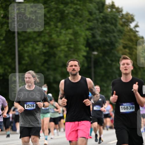 29.06.2025 - hella hamburg halbmarathon Dr. Thomas Lammeyer http://msf.ph/oto/8445173 29.06.2025 10:58:03 Kennedybrücke 1753, 1789, 1900, 1984, 2146, 2528, 2701, 3226, 4591, 4626, 5562, 5817, 5857, 6273, 6913, 7068, 7611, 7876, 8189, 8212, 8515, 8906, 9103, 9531, 9545, 9685, 10175 meine-sportfotos.de