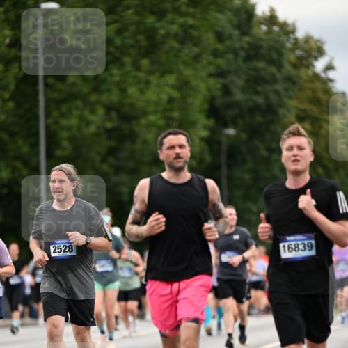29.06.2025 - hella hamburg halbmarathon Dr. Thomas Lammeyer http://msf.ph/oto/8445188 29.06.2025 10:58:03 Kennedybrücke 1753, 1789, 1900, 1984, 2146, 2528, 2701, 3226, 4591, 4626, 5562, 5817, 5857, 6273, 6913, 7068, 7611, 7876, 8189, 8212, 8515, 8906, 9103, 9531, 9545, 9685, 10175 meine-sportfotos.de