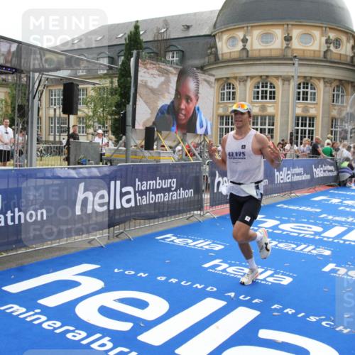 29.06.2025 - hella hamburg halbmarathon Michael Strokosch http://msf.ph/oto/8445196 29.06.2025 10:26:56 Ziel 5344, 9079, 12992, 15023 meine-sportfotos.de