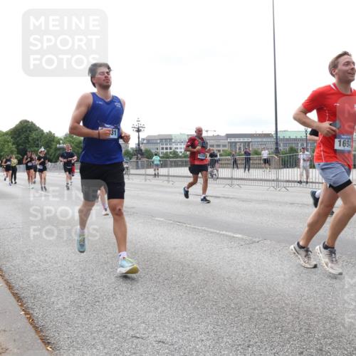 29.06.2025 - hella hamburg halbmarathon Lena Gebhardt http://msf.ph/oto/8445205 29.06.2025 10:29:55 Lombardsbrücke 1694, 1063, 1097, 1547, 1661, 1694, 2302, 2699, 3443, 3524, 3573, 3613, 4349, 4395, 4580, 5063, 5322, 5350, 6285, 6598, 6616, 6626, 7517, 7832, 8388, 8792, 8941, 9095, 9937, 10162, 10322, 10996, 11249, 11269, 11376, 11444, 11634, 12086, 12216, 12227, 12305, 12537, 12710, 13031, 13382, 13810, 14304, 15266, 16182, 16306, 16601, 16604, 16659, 16662, 16735, 16769, 17496, 17529, 17945, 18385, 18503 meine-sportfotos.de