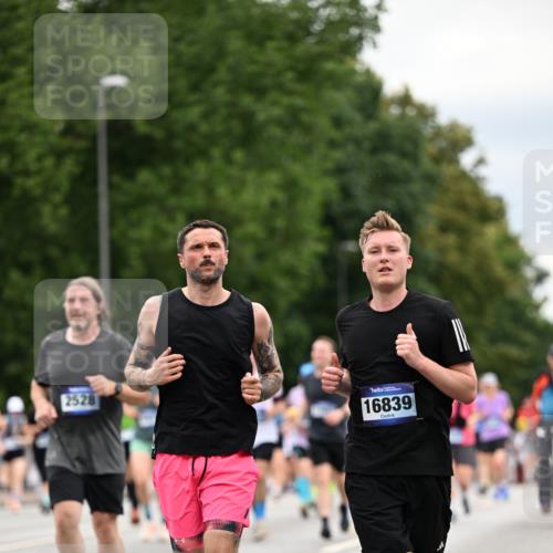 29.06.2025 - hella hamburg halbmarathon Dr. Thomas Lammeyer http://msf.ph/oto/8445220 29.06.2025 10:58:04 Kennedybrücke 1753, 1789, 1900, 1984, 2146, 2528, 2701, 3226, 4591, 4626, 5562, 5817, 5857, 6273, 6913, 7068, 7611, 7876, 8189, 8212, 8515, 8906, 9103, 9531, 9545, 9685, 10175 meine-sportfotos.de