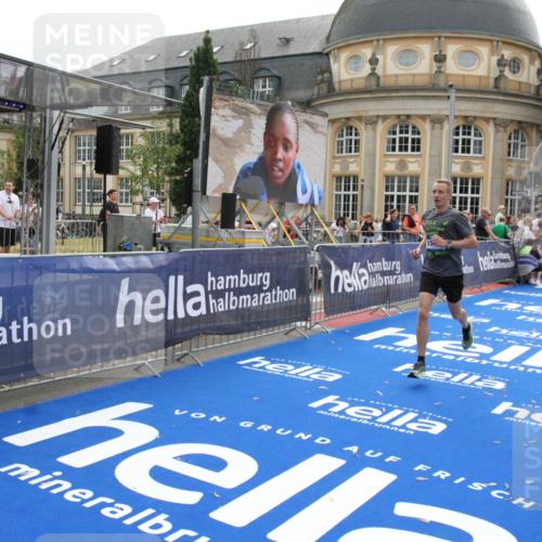 29.06.2025 - hella hamburg halbmarathon Michael Strokosch http://msf.ph/oto/8445224 29.06.2025 10:27:01 Ziel 9079, 12641, 12992, 13780, 13956, 15023, 15671, 19050 meine-sportfotos.de