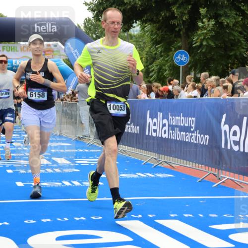 29.06.2025 - hella hamburg halbmarathon Strokosch-Dieckow http://msf.ph/oto/8445275 29.06.2025 10:49:18 Ziel 1342, 2013, 4183, 4185, 6158, 8112, 9348, 10053, 10189, 11779, 11819, 12670, 13450, 14526, 14838, 15422, 15784, 15894, 15966, 16369 meine-sportfotos.de