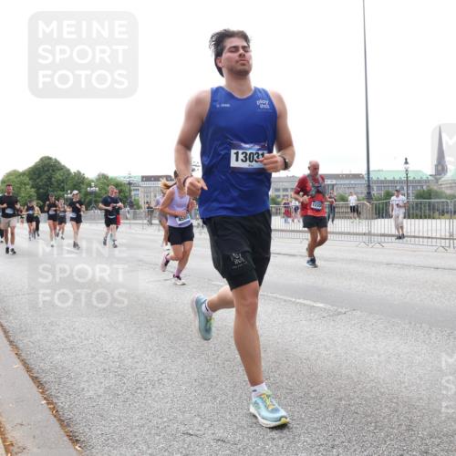 29.06.2025 - hella hamburg halbmarathon Lena Gebhardt http://msf.ph/oto/8445288 29.06.2025 10:29:56 Lombardsbrücke 4580, 13031, 12309, 1794, 1063, 1097, 1547, 1661, 1694, 2302, 2699, 3443, 3524, 3573, 3613, 4395, 4580, 5063, 5322, 5350, 6285, 6598, 6616, 6626, 7517, 7832, 8388, 8792, 8941, 9095, 9937, 10162, 10322, 10996, 11249, 11269, 11376, 11444, 11634, 12086, 12216, 12227, 12305, 12504, 12537, 12710, 13031, 13382, 13810, 14304, 15266, 16182, 16306, 16601, 16604, 16659, 16662, 16735, 16769, 17529, 17945, 18385, 18503 meine-sportfotos.de