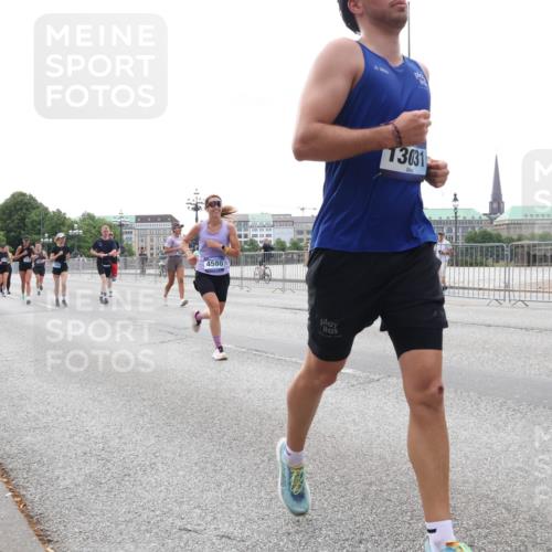 29.06.2025 - hella hamburg halbmarathon Lena Gebhardt http://msf.ph/oto/8445317 29.06.2025 10:29:56 Lombardsbrücke 4580, 13031, 17945, 1063, 1097, 1547, 1661, 1694, 2302, 2699, 3443, 3524, 3573, 3613, 4395, 4580, 5063, 5322, 5350, 6285, 6598, 6616, 6626, 7517, 7832, 8388, 8792, 8941, 9095, 9937, 10162, 10322, 10996, 11249, 11269, 11376, 11444, 11634, 12086, 12216, 12227, 12305, 12504, 12537, 12710, 13031, 13382, 13810, 14304, 15266, 16182, 16306, 16601, 16604, 16659, 16662, 16735, 16769, 17529, 17945, 18385, 18503 meine-sportfotos.de