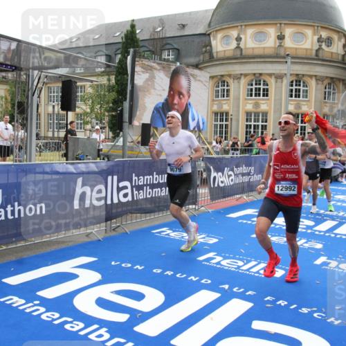 29.06.2025 - hella hamburg halbmarathon Michael Strokosch http://msf.ph/oto/8445344 29.06.2025 10:27:03 Ziel 9079, 12641, 12992, 13780, 13956, 14828, 15023, 15671, 19050 meine-sportfotos.de