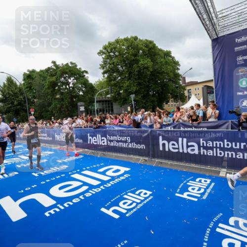 29.06.2025 - hella hamburg halbmarathon Zöllner http://msf.ph/oto/8445360 29.06.2025 10:57:30 Ziel 3435, 5926, 6272, 6281, 6302, 8393, 9727, 12144, 13245, 13394, 15695, 16093, 16830, 17160, 17758, 17828 meine-sportfotos.de