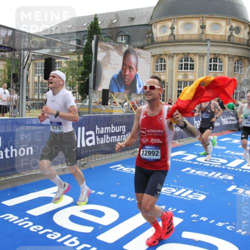 29.06.2025 - hella hamburg halbmarathon Michael Strokosch http://msf.ph/oto/8445363 29.06.2025 10:27:04 Ziel 9079, 12641, 12992, 13780, 13956, 14828, 15671, 19050 meine-sportfotos.de
