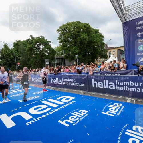 29.06.2025 - hella hamburg halbmarathon Zöllner http://msf.ph/oto/8445374 29.06.2025 10:57:30 Ziel 3435, 5926, 6272, 6281, 6302, 8393, 9727, 12144, 13245, 13394, 15695, 16093, 16830, 17160, 17758, 17828 meine-sportfotos.de