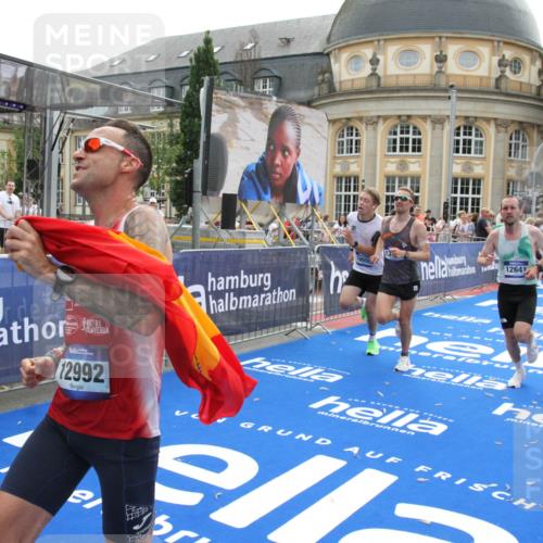 29.06.2025 - hella hamburg halbmarathon Michael Strokosch http://msf.ph/oto/8445384 29.06.2025 10:27:04 Ziel 9079, 12641, 12992, 13780, 13956, 14828, 15671, 19050 meine-sportfotos.de