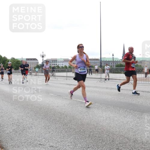 29.06.2025 - hella hamburg halbmarathon Lena Gebhardt http://msf.ph/oto/8445392 29.06.2025 10:29:57 Lombardsbrücke 4580, 123, 1063, 1097, 1547, 1661, 1694, 2302, 2699, 3443, 3524, 3573, 3613, 4395, 4580, 5063, 5322, 5350, 6598, 6616, 6626, 7517, 7832, 8388, 8792, 8941, 9095, 9937, 10162, 10322, 10996, 11249, 11269, 11376, 11444, 11634, 12086, 12216, 12227, 12305, 12504, 12537, 12710, 13031, 13382, 13810, 14304, 15266, 16182, 16306, 16601, 16604, 16659, 16662, 16735, 16769, 17529, 17945, 18046, 18385, 18503 meine-sportfotos.de
