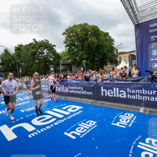 29.06.2025 - hella hamburg halbmarathon Zöllner http://msf.ph/oto/8445398 29.06.2025 10:57:30 Ziel 3435, 5926, 6272, 6281, 6302, 8393, 9727, 12144, 13245, 13394, 15695, 16093, 16830, 17160, 17758, 17828 meine-sportfotos.de