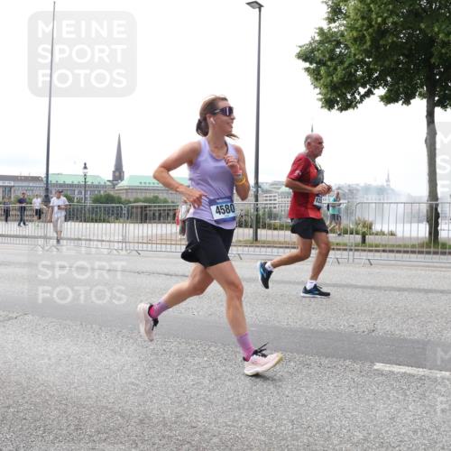 29.06.2025 - hella hamburg halbmarathon Lena Gebhardt http://msf.ph/oto/8445487 29.06.2025 10:29:57 Lombardsbrücke 4580, 12, 1063, 1097, 1547, 1661, 1694, 2302, 2699, 3443, 3524, 3573, 3613, 4395, 4580, 5063, 5322, 5350, 6598, 6616, 6626, 7517, 7832, 8388, 8792, 8941, 9095, 9937, 10162, 10322, 10996, 11249, 11269, 11376, 11444, 11634, 12086, 12216, 12227, 12305, 12504, 12537, 12710, 13031, 13382, 13810, 14304, 15266, 16182, 16306, 16601, 16604, 16659, 16662, 16735, 16769, 17529, 17945, 18046, 18385, 18503 meine-sportfotos.de