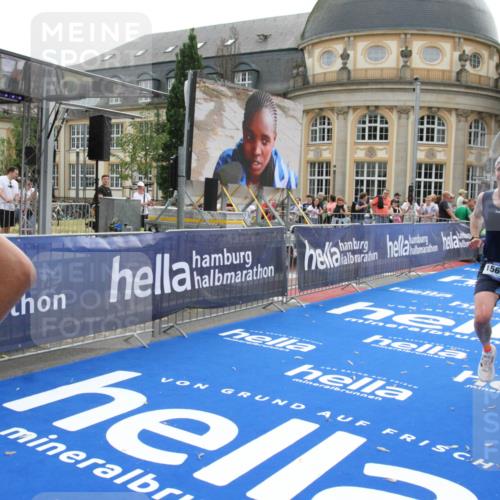 29.06.2025 - hella hamburg halbmarathon Michael Strokosch http://msf.ph/oto/8445510 29.06.2025 10:27:07 Ziel 12641, 13780, 13956, 14828, 15671 meine-sportfotos.de
