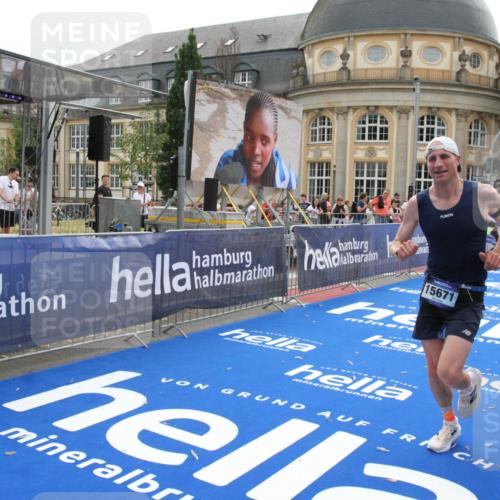 29.06.2025 - hella hamburg halbmarathon Michael Strokosch http://msf.ph/oto/8445525 29.06.2025 10:27:07 Ziel 12641, 13780, 13956, 14828, 15671 meine-sportfotos.de