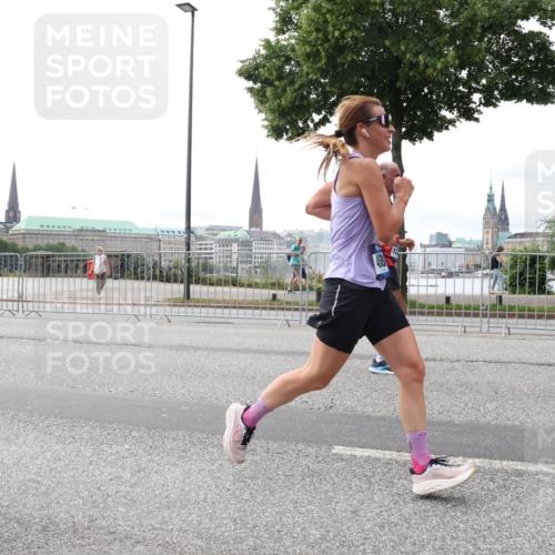 29.06.2025 - hella hamburg halbmarathon Lena Gebhardt http://msf.ph/oto/8445546 29.06.2025 10:29:58 Lombardsbrücke 1063, 1097, 1547, 1661, 1694, 2302, 2699, 3443, 3524, 3573, 3613, 4395, 4580, 5063, 5322, 5350, 6598, 6616, 6626, 7517, 7832, 8388, 8792, 8941, 9095, 9937, 10162, 10322, 10996, 11249, 11269, 11376, 11444, 11634, 12086, 12216, 12227, 12305, 12504, 12537, 12710, 13031, 13382, 13810, 14304, 15266, 16182, 16306, 16601, 16604, 16662, 16735, 16769, 17529, 17945, 18046, 18385, 18503 meine-sportfotos.de