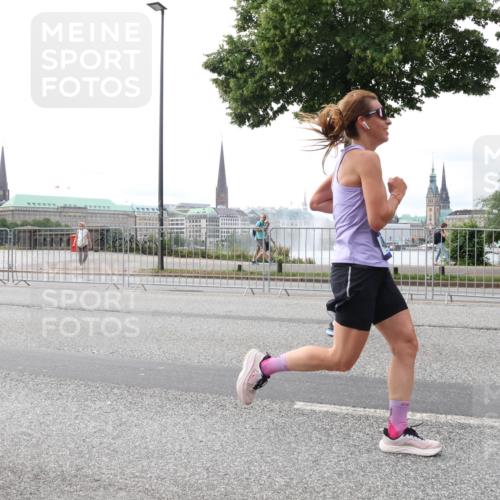 29.06.2025 - hella hamburg halbmarathon Lena Gebhardt http://msf.ph/oto/8445564 29.06.2025 10:29:58 Lombardsbrücke 1063, 1097, 1547, 1661, 1694, 2302, 2699, 3443, 3524, 3573, 3613, 4395, 4580, 5063, 5322, 5350, 6598, 6616, 6626, 7517, 7832, 8388, 8792, 8941, 9095, 9937, 10162, 10322, 10996, 11249, 11269, 11376, 11444, 11634, 12086, 12216, 12227, 12305, 12504, 12537, 12710, 13031, 13382, 13810, 14304, 15266, 16182, 16306, 16601, 16604, 16662, 16735, 16769, 17529, 17945, 18046, 18385, 18503 meine-sportfotos.de