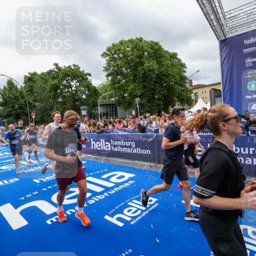 29.06.2025 - hella hamburg halbmarathon Zöllner http://msf.ph/oto/8445569 29.06.2025 10:57:33 Ziel 2236, 3435, 4502, 5015, 5134, 5728, 6281, 6302, 8393, 9727, 12144, 13245, 13394, 15695, 16093, 17758, 17828 meine-sportfotos.de
