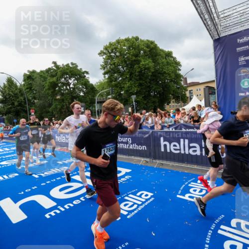 29.06.2025 - hella hamburg halbmarathon Zöllner http://msf.ph/oto/8445595 29.06.2025 10:57:33 Ziel 2236, 3435, 4502, 5015, 5134, 5728, 6281, 6302, 8393, 9727, 12144, 13245, 13394, 15695, 16093, 17758, 17828 meine-sportfotos.de