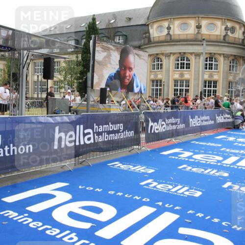 29.06.2025 - hella hamburg halbmarathon Michael Strokosch http://msf.ph/oto/8445614 29.06.2025 10:27:10 Ziel 14828 meine-sportfotos.de