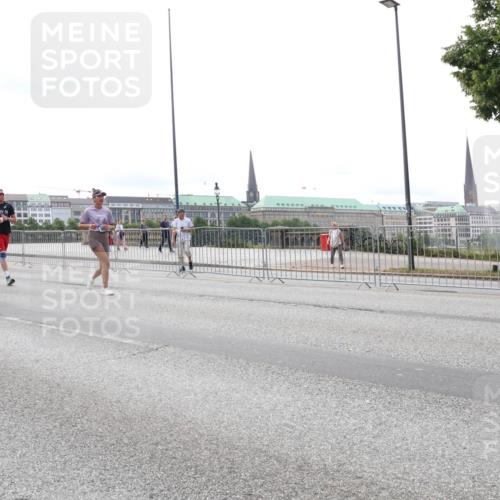 29.06.2025 - hella hamburg halbmarathon Lena Gebhardt http://msf.ph/oto/8445616 29.06.2025 10:29:58 Lombardsbrücke 1063, 1097, 1547, 1661, 1694, 2302, 2699, 3443, 3524, 3573, 3613, 4395, 4580, 5063, 5322, 5350, 6598, 6616, 6626, 7517, 7832, 8388, 8792, 8941, 9095, 9937, 10162, 10322, 10996, 11249, 11269, 11376, 11444, 11634, 12086, 12216, 12227, 12305, 12504, 12537, 12710, 13031, 13382, 13810, 14304, 15266, 16182, 16306, 16601, 16604, 16662, 16735, 16769, 17529, 17945, 18046, 18385, 18503 meine-sportfotos.de