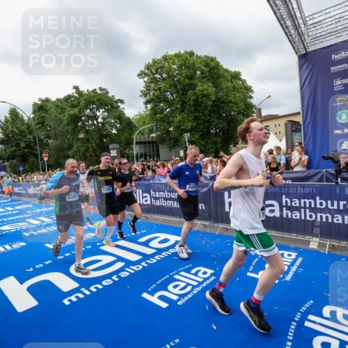 29.06.2025 - hella hamburg halbmarathon Zöllner http://msf.ph/oto/8445637 29.06.2025 10:57:34 Ziel 2236, 2652, 3435, 4502, 5015, 5134, 5457, 5458, 5728, 6281, 6302, 8393, 12144, 13245, 13394, 15695, 16093, 17758, 17828 meine-sportfotos.de