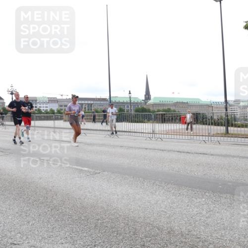 29.06.2025 - hella hamburg halbmarathon Lena Gebhardt http://msf.ph/oto/8445639 29.06.2025 10:29:58 Lombardsbrücke 125, 1444, 1063, 1097, 1547, 1661, 1694, 2302, 2699, 3443, 3524, 3573, 3613, 4395, 4580, 5063, 5322, 5350, 6598, 6616, 6626, 7517, 7832, 8388, 8792, 8941, 9095, 9937, 10162, 10322, 10996, 11249, 11269, 11376, 11444, 11634, 12086, 12216, 12227, 12305, 12504, 12537, 12710, 13031, 13382, 13810, 14304, 15266, 16182, 16306, 16601, 16604, 16662, 16735, 16769, 17529, 17945, 18046, 18385, 18503 meine-sportfotos.de
