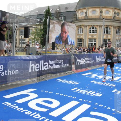 29.06.2025 - hella hamburg halbmarathon Michael Strokosch http://msf.ph/oto/8445641 29.06.2025 10:27:15 Ziel 9097, 15583 meine-sportfotos.de