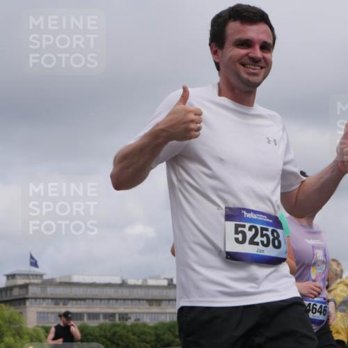 29.06.2025 - hella hamburg halbmarathon Luisa Fischer http://msf.ph/oto/8445648 29.06.2025 10:27:41 Kennedybrücke 5258, 4646, 4162, 4646, 5039, 5258, 5260, 5954, 7426, 8141, 8187, 8918, 8920 meine-sportfotos.de